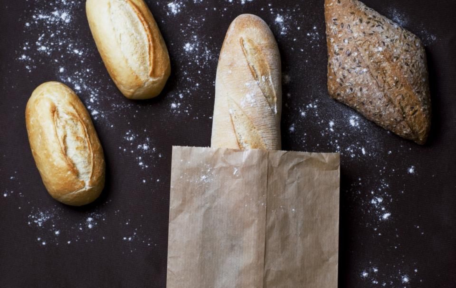 Pains et baguettes sur un plan de travail fariné